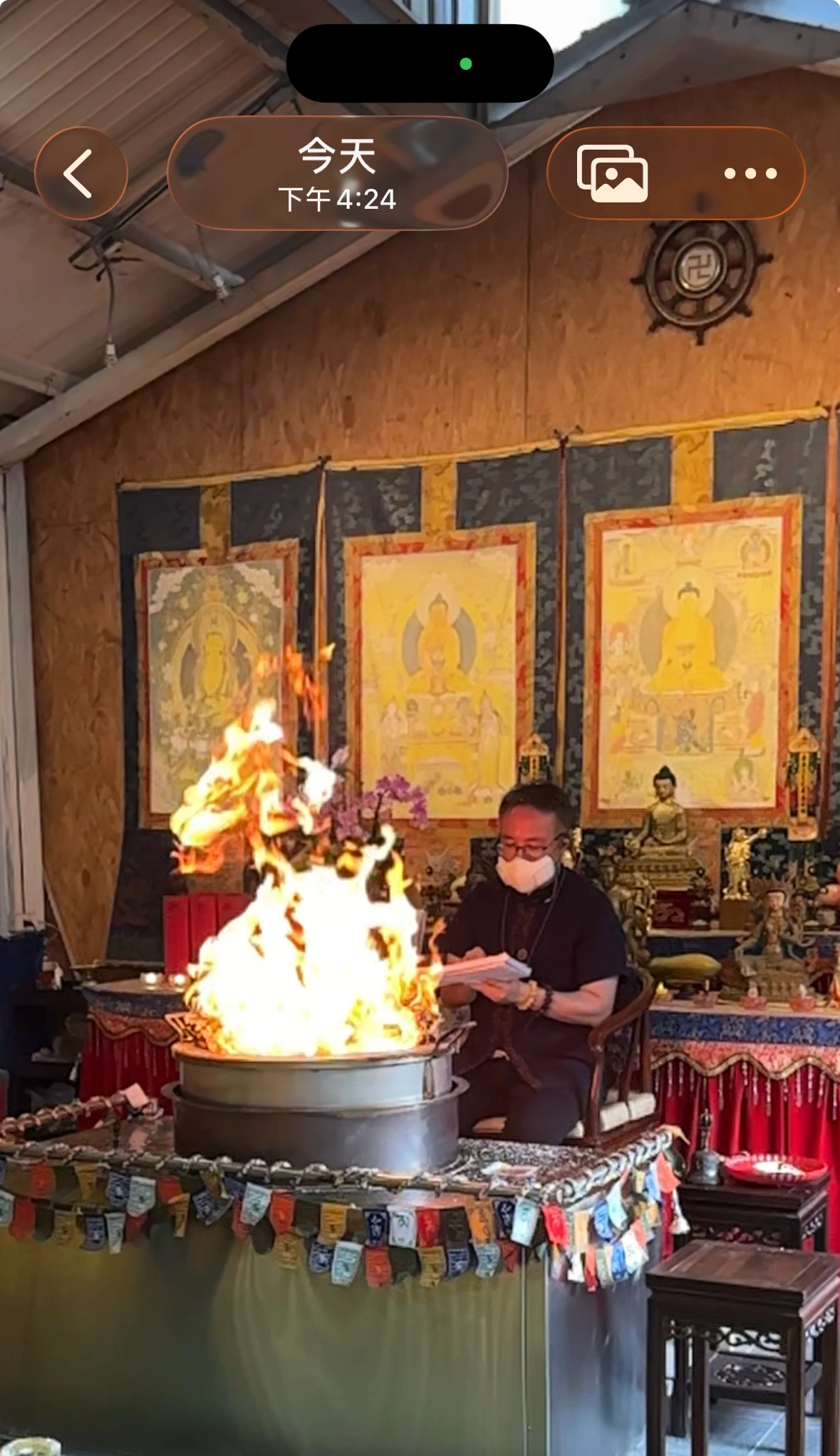 仙成師在琉璃仙境壇場主法,火供爐前火焰升起;原圖為手機畫面截圖。
